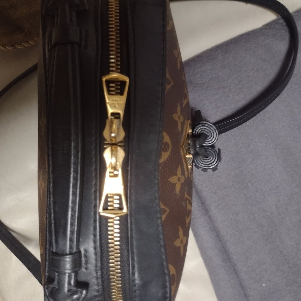 Beautiful and Rare Louis Vuitton Saintonge Noir Camera bag✨ - Picture 3 of 16